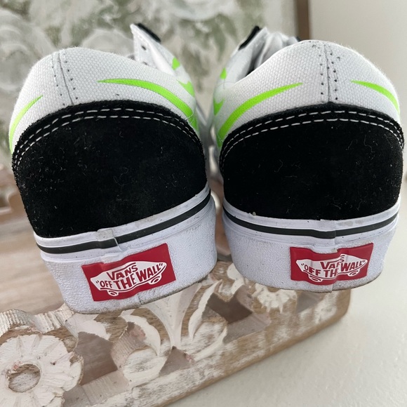Vans with green flames size 6 mens/7.5 womens - Picture 2 of 6